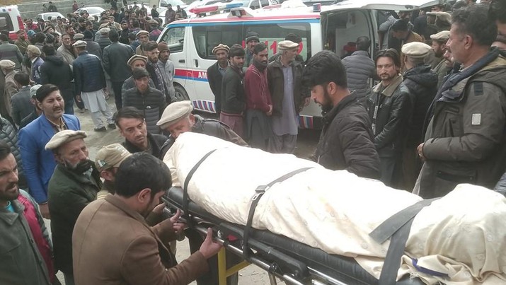 Para pelayat membawa jenazah seorang pria yang meninggal dalam kecelakaan bus pernikahan di Gilgit. (AFP/-)