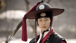 7 Potret Penampilan Song Jae Rim di Drakor, Queen Woo Jadi Karya Terakhir