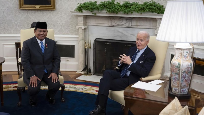 Presiden Joe Biden bertemu dengan Presiden Indonesia Prabowo Subianto, di Gedung Putih di Washington, Selasa, 12 November 2024. (AP Photo/Ben Curtis)