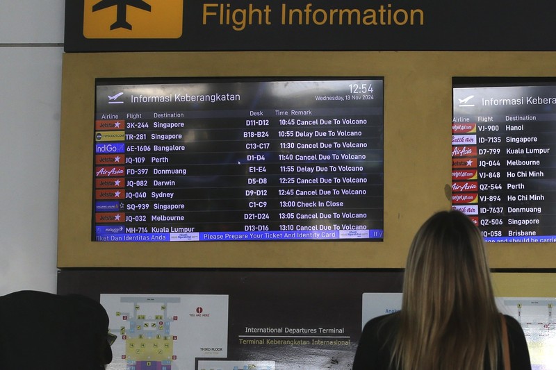 Sejumlah penerbangan di Bandara I Gusti Ngurah Rai, Bali, dibatalkan akibat terdampak erupsi Gunung Lewotobi Laki-Laki di Flores Timur, Nusa Tenggara Timur (NTT). (AP/Firdia Lisnawati)