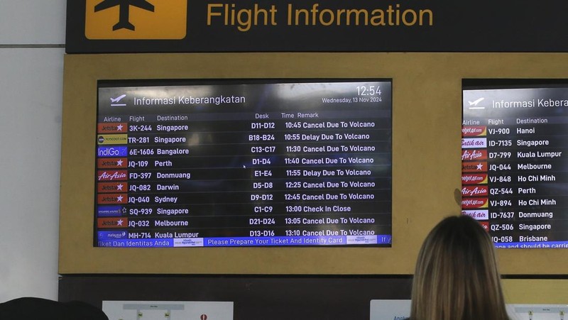 Sejumlah penerbangan di Bandara I Gusti Ngurah Rai, Bali, dibatalkan akibat terdampak erupsi Gunung Lewotobi Laki-Laki di Flores Timur, Nusa Tenggara Timur (NTT). (AP/Firdia Lisnawati)