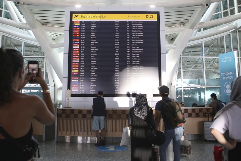 Sejumlah penerbangan di Bandara I Gusti Ngurah Rai, Bali, dibatalkan akibat terdampak erupsi Gunung Lewotobi Laki-Laki di Flores Timur, Nusa Tenggara Timur (NTT). (AP/Firdia Lisnawati) Sejumlah penerbangan di Bandara I Gusti Ngurah Rai, Bali, dibatalkan akibat terdampak erupsi Gunung Lewotobi Laki-Laki di Flores Timur, Nusa Tenggara Timur (NTT). (AP/Firdia Lisnawati)