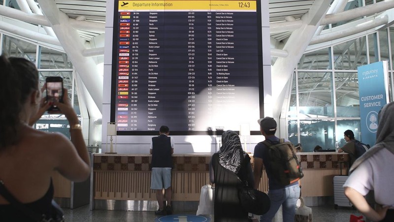 Sejumlah penerbangan di Bandara I Gusti Ngurah Rai, Bali, dibatalkan akibat terdampak erupsi Gunung Lewotobi Laki-Laki di Flores Timur, Nusa Tenggara Timur (NTT). (AP/Firdia Lisnawati)