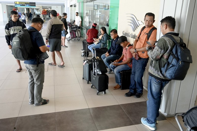 Sejumlah penerbangan di Bandara I Gusti Ngurah Rai, Bali, dibatalkan akibat terdampak erupsi Gunung Lewotobi Laki-Laki di Flores Timur, Nusa Tenggara Timur (NTT). (AP/Firdia Lisnawati)