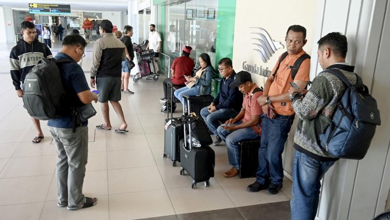 Sejumlah penerbangan di Bandara I Gusti Ngurah Rai, Bali, dibatalkan akibat terdampak erupsi Gunung Lewotobi Laki-Laki di Flores Timur, Nusa Tenggara Timur (NTT). (AP/Firdia Lisnawati)