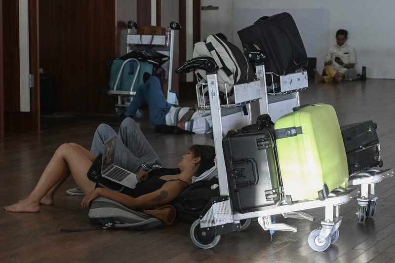 Sejumlah penerbangan di Bandara I Gusti Ngurah Rai, Bali, dibatalkan akibat terdampak erupsi Gunung Lewotobi Laki-Laki di Flores Timur, Nusa Tenggara Timur (NTT). (AP/Firdia Lisnawati)