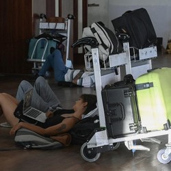 Potret Bandara Bali 'Lumpuh' akibat Erupsi Gunung Lewotobi Laki-Laki