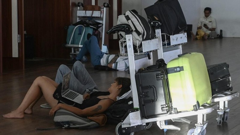 Sejumlah penerbangan di Bandara I Gusti Ngurah Rai, Bali, dibatalkan akibat terdampak erupsi Gunung Lewotobi Laki-Laki di Flores Timur, Nusa Tenggara Timur (NTT). (AFP/SONNY TUMBELAKA)