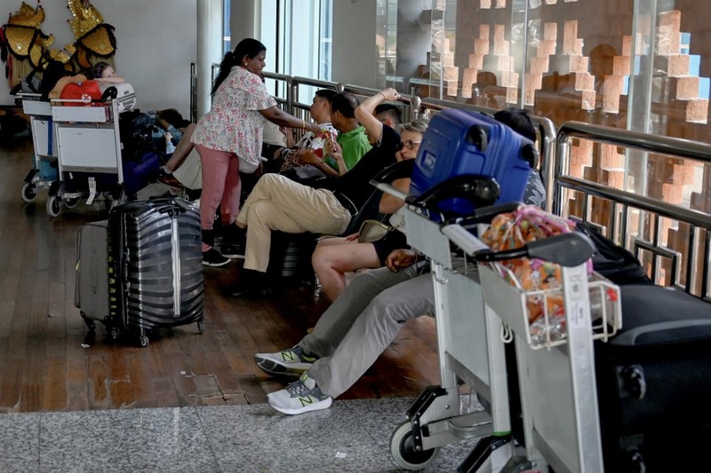 Sejumlah penerbangan di Bandara I Gusti Ngurah Rai, Bali, dibatalkan akibat terdampak erupsi Gunung Lewotobi Laki-Laki di Flores Timur, Nusa Tenggara Timur (NTT). (AP/Firdia Lisnawati)