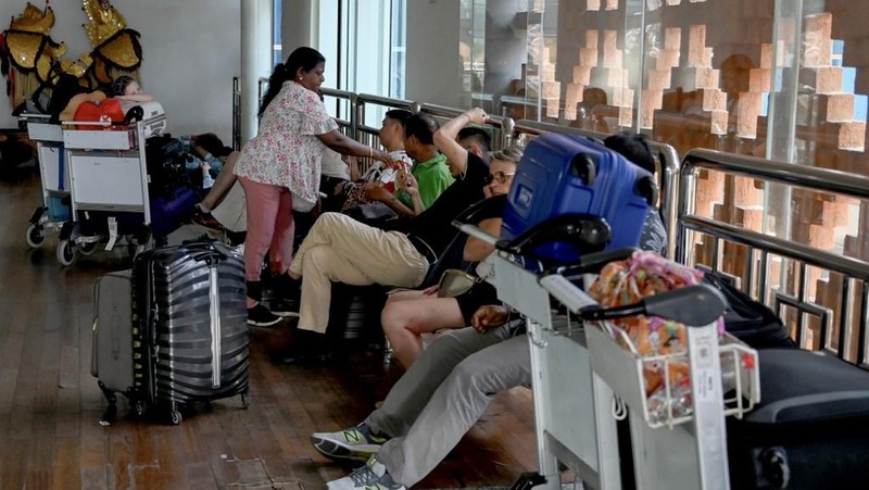 Sejumlah penerbangan di Bandara I Gusti Ngurah Rai, Bali, dibatalkan akibat terdampak erupsi Gunung Lewotobi Laki-Laki di Flores Timur, Nusa Tenggara Timur (NTT). (AP/Firdia Lisnawati)