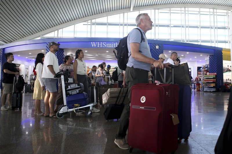 Sejumlah penerbangan di Bandara I Gusti Ngurah Rai, Bali, dibatalkan akibat terdampak erupsi Gunung Lewotobi Laki-Laki di Flores Timur, Nusa Tenggara Timur (NTT). (AP/Firdia Lisnawati)