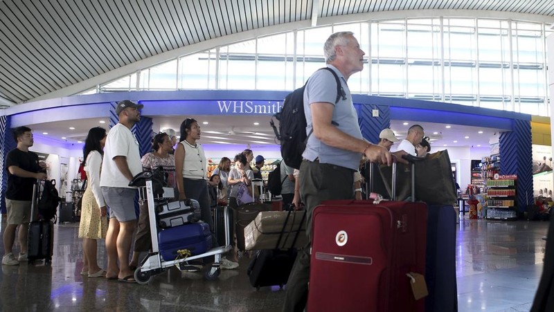 Sejumlah penerbangan di Bandara I Gusti Ngurah Rai, Bali, dibatalkan akibat terdampak erupsi Gunung Lewotobi Laki-Laki di Flores Timur, Nusa Tenggara Timur (NTT). (AP/Firdia Lisnawati)