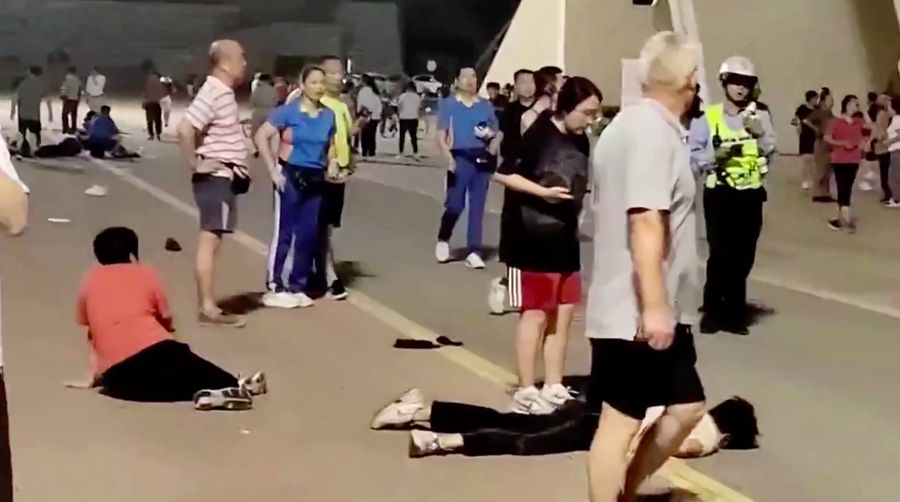Seorang pria menabrakkan mobilnya secara brutal ke kerumunan pejalan kaki di Stadion Kota Zhuhai, China, Senin (11/11) malam waktu setempat. Kejadian itu membuat 35 orang tewas, menjadi peristiwa terburuk di kota tersebut. (Tangkapan Layar Video Reuters)