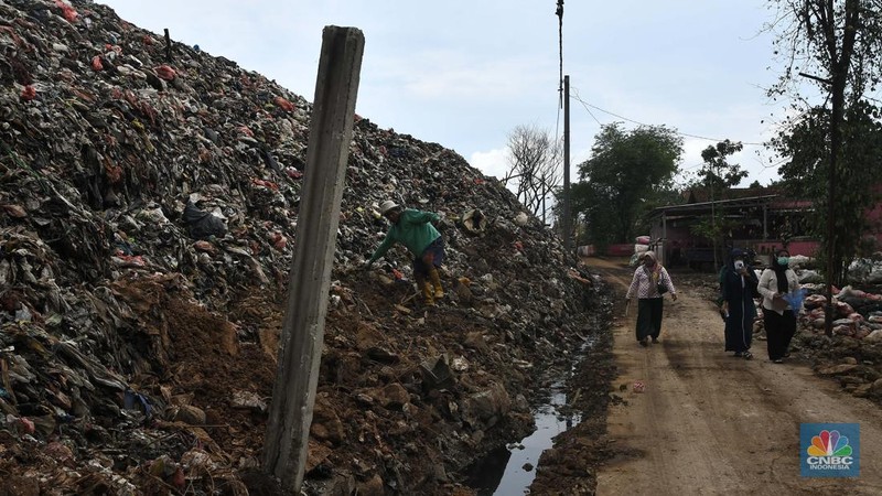 Suasana bongkar muatan di TPA Burangkeng. di Kabupaten Bekasi, Jawa Barat, Rabu (13/11/2024). (CNBC Indonesia/Muhammad Sabki)