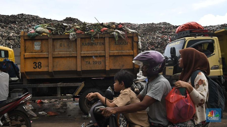 Suasana bongkar muatan di TPA Burangkeng. di Kabupaten Bekasi, Jawa Barat, Rabu (13/11/2024). (CNBC Indonesia/Muhammad Sabki)