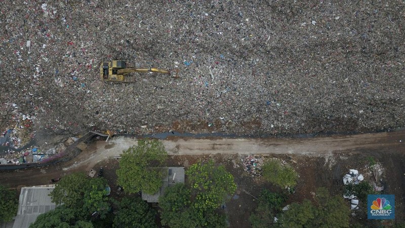 Suasana bongkar muatan di TPA Burangkeng. di Kabupaten Bekasi, Jawa Barat, Rabu (13/11/2024). (CNBC Indonesia/Muhammad Sabki)