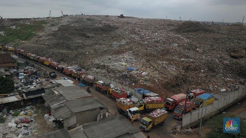 Suasana bongkar muatan di TPA Burangkeng. di Kabupaten Bekasi, Jawa Barat, Rabu (13/11/2024). (CNBC Indonesia/Muhammad Sabki)