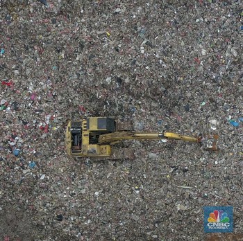 Horor! Penampakan Gunung Sampah di TPA Burangkeng Bekasi, Awas Longsor