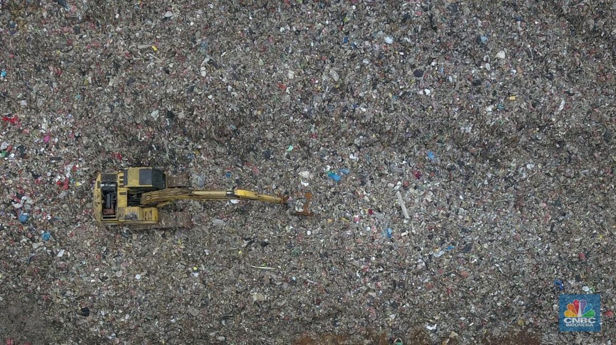 Mengerikan! Gunung Sampah Raksasa Terlihat di TPA Burangkeng Bekasi, Waspada Longsor!