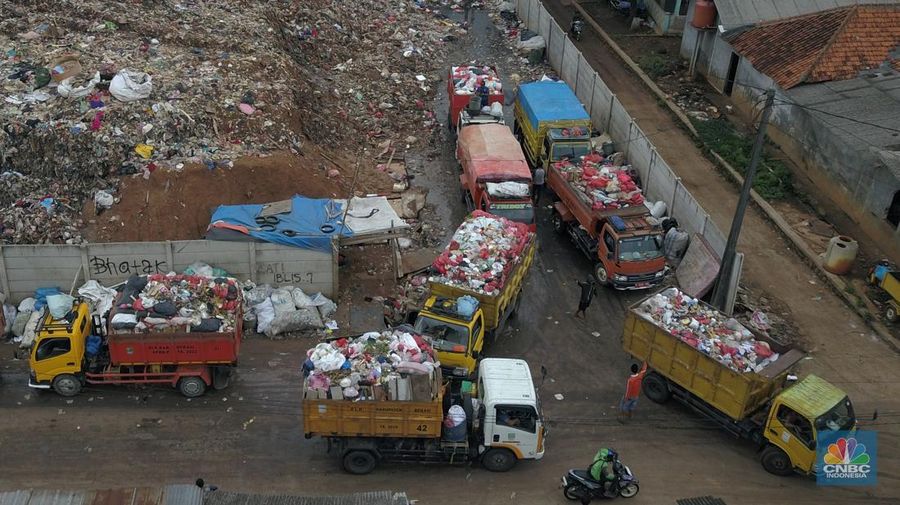 Suasana bongkar muatan di TPA Burangkeng. di Kabupaten Bekasi, Jawa Barat, Rabu (13/11/2024). (CNBC Indonesia/Muhammad Sabki)