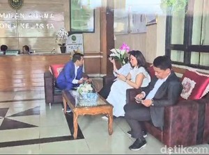 Mata Sembab Tengku Dewi Hadiri Sidang Cerai dengan Andrew Andika