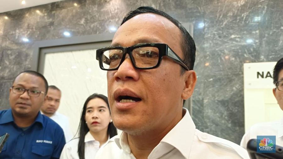 Wakil Menteri Ketenagakerjaan (Wamenaker) Immanuel Ebenezer Gerungan saat ditemui usai konferensi pers di kantor Kemnaker, Jakarta, Rabu (13/11/2024). (վ/Martyasari Rizky)