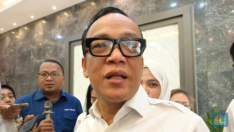 Wakil Menteri Ketenagakerjaan (Wamenaker) Immanuel Ebenezer Gerungan saat ditemui usai konferensi pers di kantor Kemnaker, Jakarta, Rabu (13/11/2024). (վ/Martyasari Rizky)