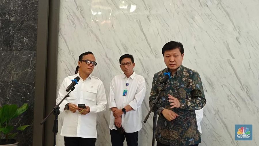 Wakil Menteri Ketenagakerjaan (Wamenaker) Immanuel Ebenezer Gerungan saat ditemui usai konferensi pers di kantor Kemnaker, Jakarta, Rabu (13/11/2024). (CNBC Indonesia/Martyasari Rizky)