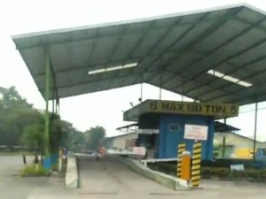 Ada Rumah di Tengah Pabrik, Nggak Punya Tetangga Adanya Makam Keluarga