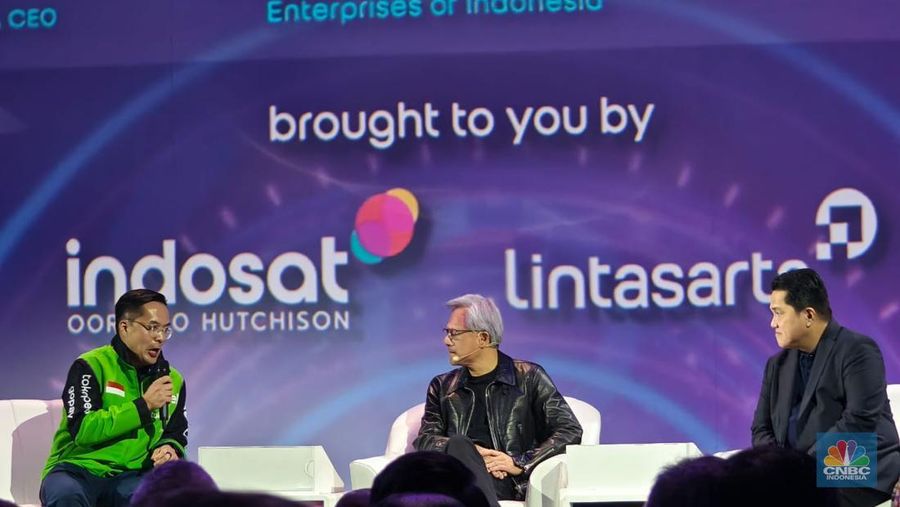 CEO Nvidia Jensen Huang, Menteri BUMN Erick Thohir, CEO GoTo Patrick Walujo, di Indonesia AI Day 2024. (CNBC Indonesia/Intan)