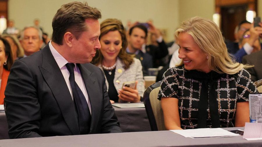 CEO Tesla dan pemilik X Elon Musk duduk bersama Kelly Johnson saat Presiden terpilih AS Donald Trump bertemu dengan anggota DPR dari Partai Republik di Capitol Hill di Washington, AS, 13 November 2024. (REUTERS/Brian Snyder)