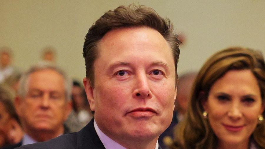 CEO Tesla dan pemilik X Elon Musk duduk saat Presiden terpilih AS Donald Trump bertemu dengan anggota DPR dari Partai Republik di Capitol Hill di Washington, AS, 13 November 2024. (REUTERS/Brian Snyder)