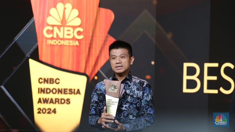 Direktur Utama PT Gunanusa Eramandiri Tbk (GUNA), Ivan Cokro Saputra menerima penghargaan Best Performance Of Oversubscribed IPO’S kategori Best IPO dalam Road To CNBC Indonesia Awards 2024 di Studio CNBC Indonesia, Kamis (14/11/2024). (CNBC Indonesia/Tias Budiarto)