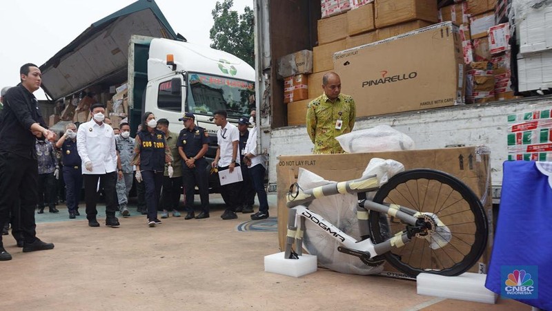 Hasil penindakan desk Pencegahan dan Pemberantasan Penyelundupan di Bidang Kepabeanan dan Cukai dalam mendukung program Asta Cita Presiden Republik Indonesia. (CNBC Indonesia/Muhammad Sabki)