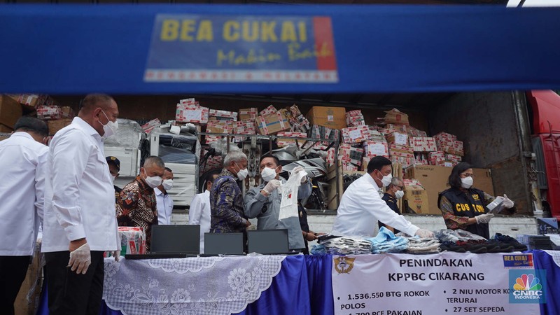 Sejumlah penerbangan di Bandara I Gusti Ngurah Rai, Bali, dibatalkan akibat terdampak erupsi Gunung Lewotobi Laki-Laki di Flores Timur, Nusa Tenggara Timur (NTT). (AFP/SONNY TUMBELAKA) Sejumlah penerbangan di Bandara I Gusti Ngurah Rai, Bali, dibatalkan akibat terdampak erupsi Gunung Lewotobi Laki-Laki di Flores Timur, Nusa Tenggara Timur (NTT). (AFP/SONNY TUMBELAKA)