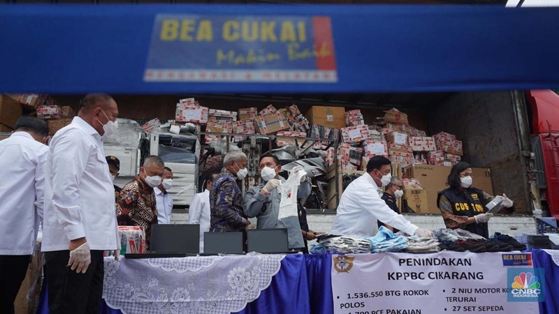 Sejumlah penerbangan di Bandara I Gusti Ngurah Rai, Bali, dibatalkan akibat terdampak erupsi Gunung Lewotobi Laki-Laki di Flores Timur, Nusa Tenggara Timur (NTT). (AFP/SONNY TUMBELAKA)