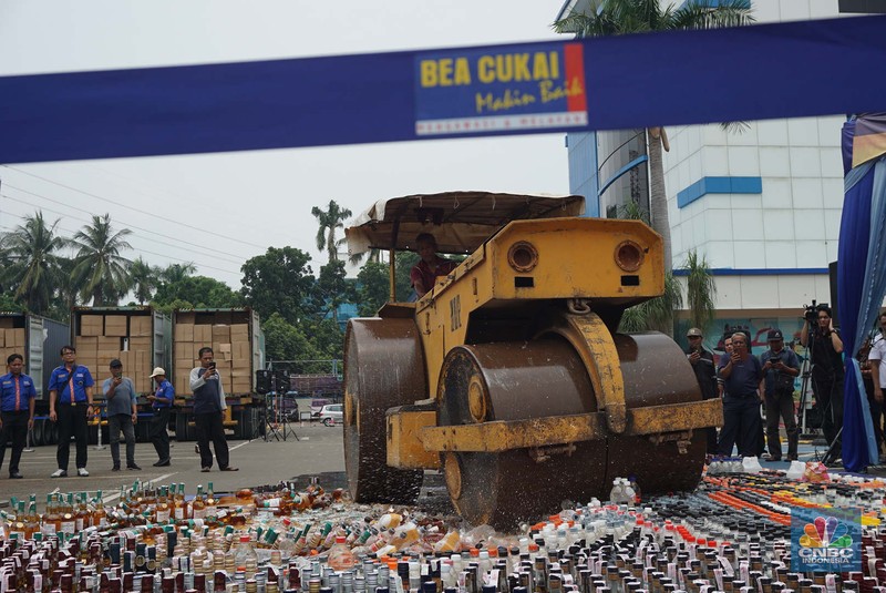 Hasil penindakan desk Pencegahan dan Pemberantasan Penyelundupan di Bidang Kepabeanan dan Cukai dalam mendukung program Asta Cita Presiden Republik Indonesia. (CNBC Indonesia/Muhammad Sabki) Hasil penindakan desk Pencegahan dan Pemberantasan Penyelundupan di Bidang Kepabeanan dan Cukai dalam mendukung program Asta Cita Presiden Republik Indonesia. (CNBC Indonesia/Muhammad Sabki)