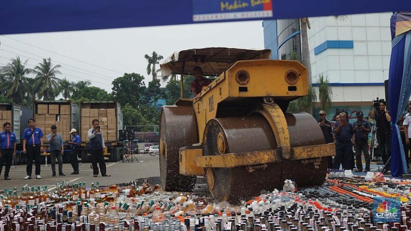 Hasil penindakan desk Pencegahan dan Pemberantasan Penyelundupan di Bidang Kepabeanan dan Cukai dalam mendukung program Asta Cita Presiden Republik Indonesia. (CNBC Indonesia/Muhammad Sabki)