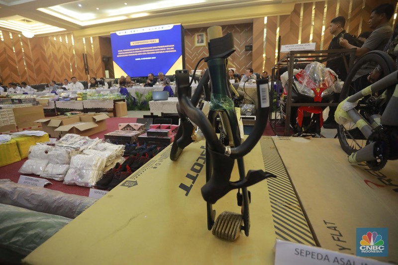 Hasil penindakan desk Pencegahan dan Pemberantasan Penyelundupan di Bidang Kepabeanan dan Cukai dalam mendukung program Asta Cita Presiden Republik Indonesia. (CNBC Indonesia/Muhammad Sabki) Hasil penindakan desk Pencegahan dan Pemberantasan Penyelundupan di Bidang Kepabeanan dan Cukai dalam mendukung program Asta Cita Presiden Republik Indonesia. (CNBC Indonesia/Muhammad Sabki)