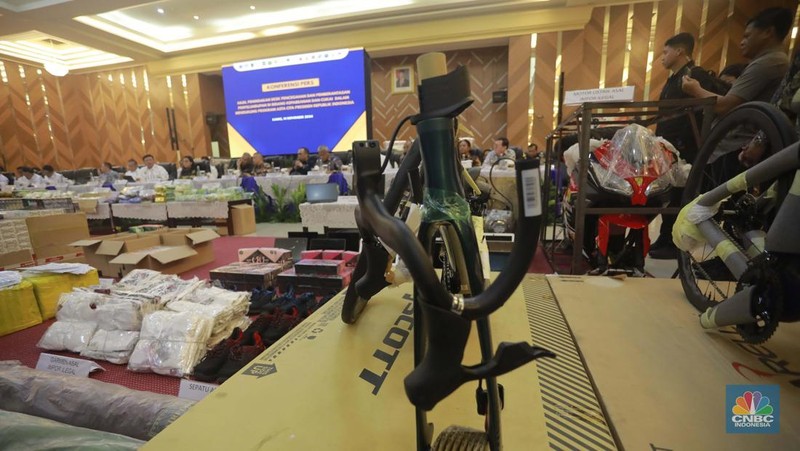 Hasil penindakan desk Pencegahan dan Pemberantasan Penyelundupan di Bidang Kepabeanan dan Cukai dalam mendukung program Asta Cita Presiden Republik Indonesia. (CNBC Indonesia/Muhammad Sabki)