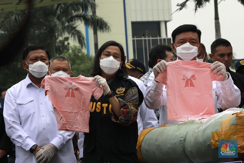 Hasil penindakan desk Pencegahan dan Pemberantasan Penyelundupan di Bidang Kepabeanan dan Cukai dalam mendukung program Asta Cita Presiden Republik Indonesia. (CNBC Indonesia/Muhammad Sabki) Hasil penindakan desk Pencegahan dan Pemberantasan Penyelundupan di Bidang Kepabeanan dan Cukai dalam mendukung program Asta Cita Presiden Republik Indonesia. (CNBC Indonesia/Muhammad Sabki)