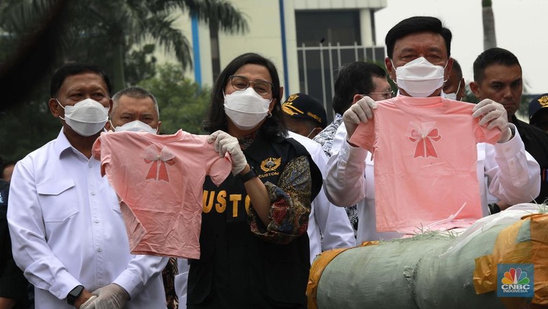 Hasil penindakan desk Pencegahan dan Pemberantasan Penyelundupan di Bidang Kepabeanan dan Cukai dalam mendukung program Asta Cita Presiden Republik Indonesia. (CNBC Indonesia/Muhammad Sabki)