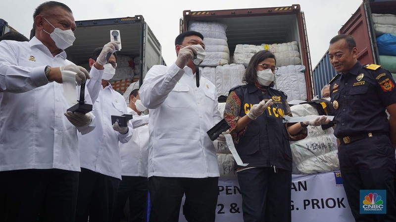 Hasil penindakan desk Pencegahan dan Pemberantasan Penyelundupan di Bidang Kepabeanan dan Cukai dalam mendukung program Asta Cita Presiden Republik Indonesia. (CNBC Indonesia/Muhammad Sabki) Hasil penindakan desk Pencegahan dan Pemberantasan Penyelundupan di Bidang Kepabeanan dan Cukai dalam mendukung program Asta Cita Presiden Republik Indonesia. (CNBC Indonesia/Muhammad Sabki)