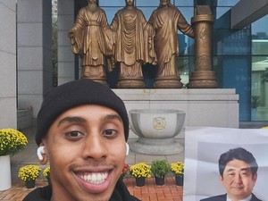 YouTuber Johnny Somali Cium Patung Wanita Penghibur Korea, Terancam Dipenjara