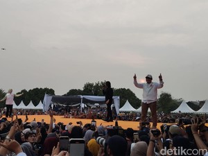 Kampanye Akbar Ditemani Atalia, RK-Suswono Nyanyi Bareng Dewa 19