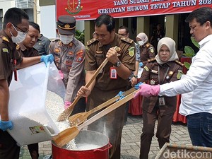 Kejari Tulungagung Musnahkan Barang Bukti 635 Ribu Pil Dobel L