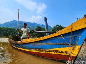 Kisah Maman, sang Penantang Arus Sungai Cimandiri Sukabumi