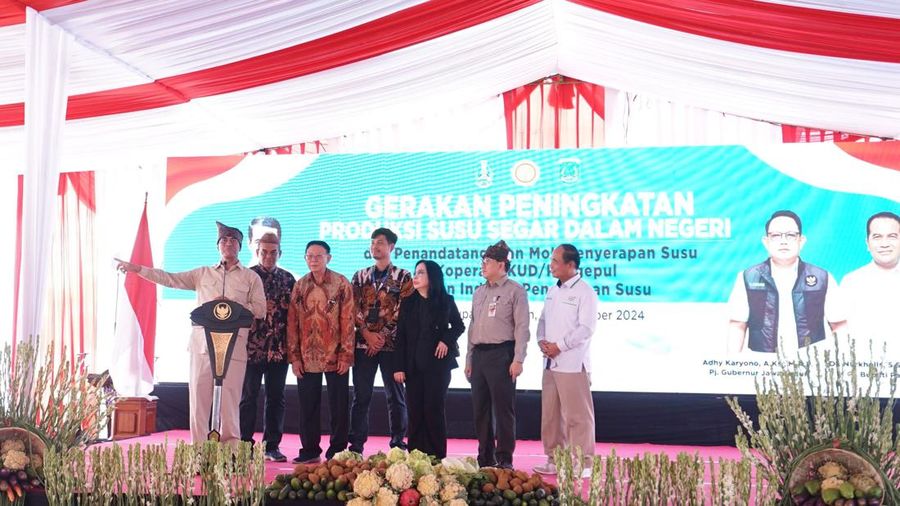 Mentan Amran Sulaiman saat acara Gerakan Peningkatan Produksi Susu Segar Dalam Negeri dan Penandatanganan MoU di Pasuruan, Jawa Timur, Kamis (14/11/2024). (Dok. Kementerian Pertanian)