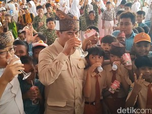 Mentan Minum Susu Bareng 10 Ribu Pelajar di Pasuruan