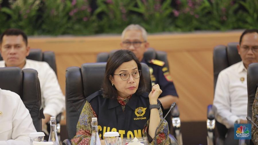 Menteri Keuangan Sri Mulyani Indrawati, dalam Konferensi Pers Hasil Penindakan Desk Pencegahan dan Pemberantasan Penyelundupan di Bidang Kepabeanan dan Cukai Dalam Mendukung Program Asta Cita Presiden Republik Indonesia di Kantor Pusat Direktorat Jenderal Bea Cukai (DJBC) Kemenkeu, Jakarta, Kamis (14/11/2024). (CNBC Indonesia/Muhammad Sabki)